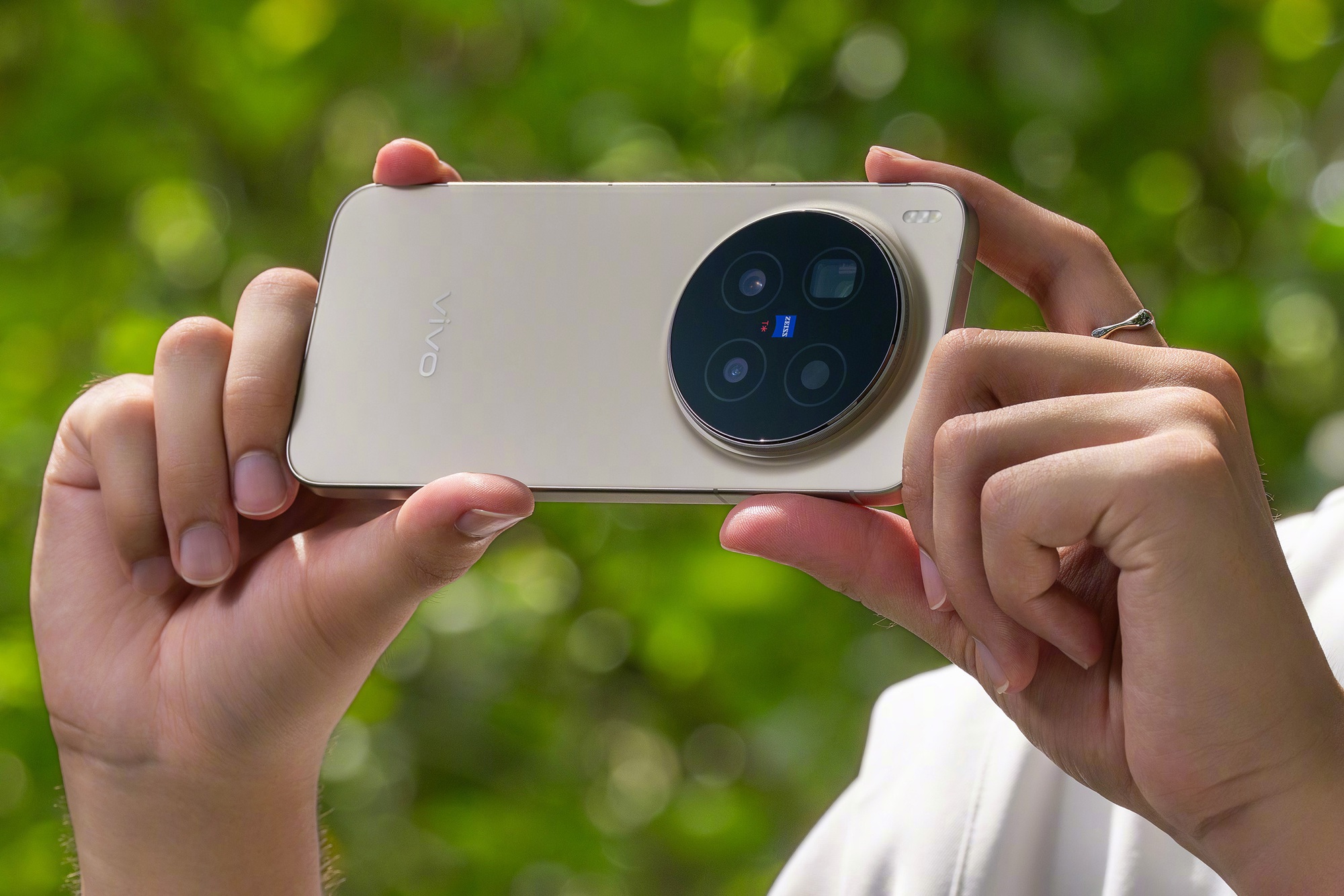 Vivo X500 Pro sẽ có màn hình nhỏ gọn như iPhone 18 Pro, bản Pro Max dùng camera tele 200MP