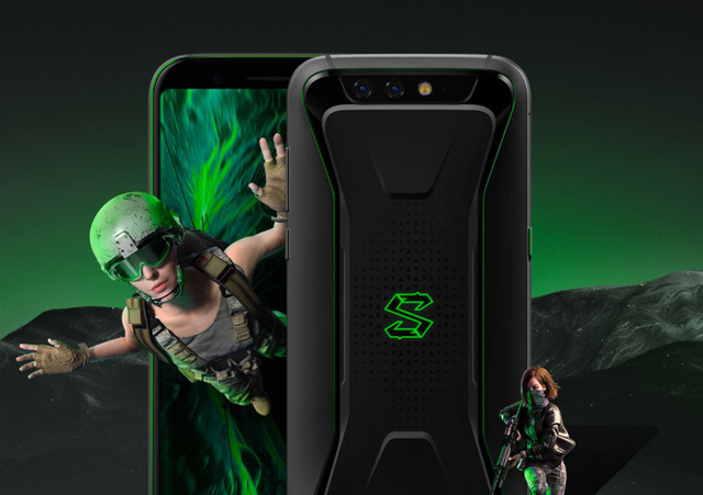 Đập hộp Xiaomi Black Shark 8GB RAM đầu tiên về Việt Nam, được tặng tay cầm game