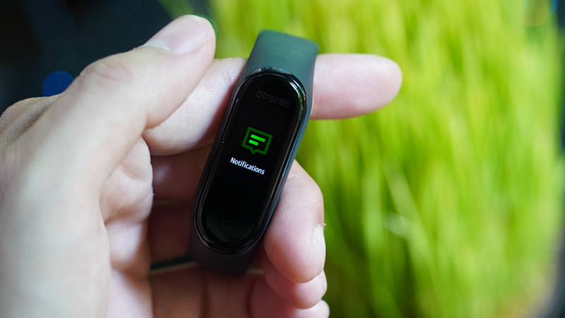 So sánh Mi Band 4 với Galaxy Fit e: Dưới 1 triệu thiết bị nào đáng mua hơn?