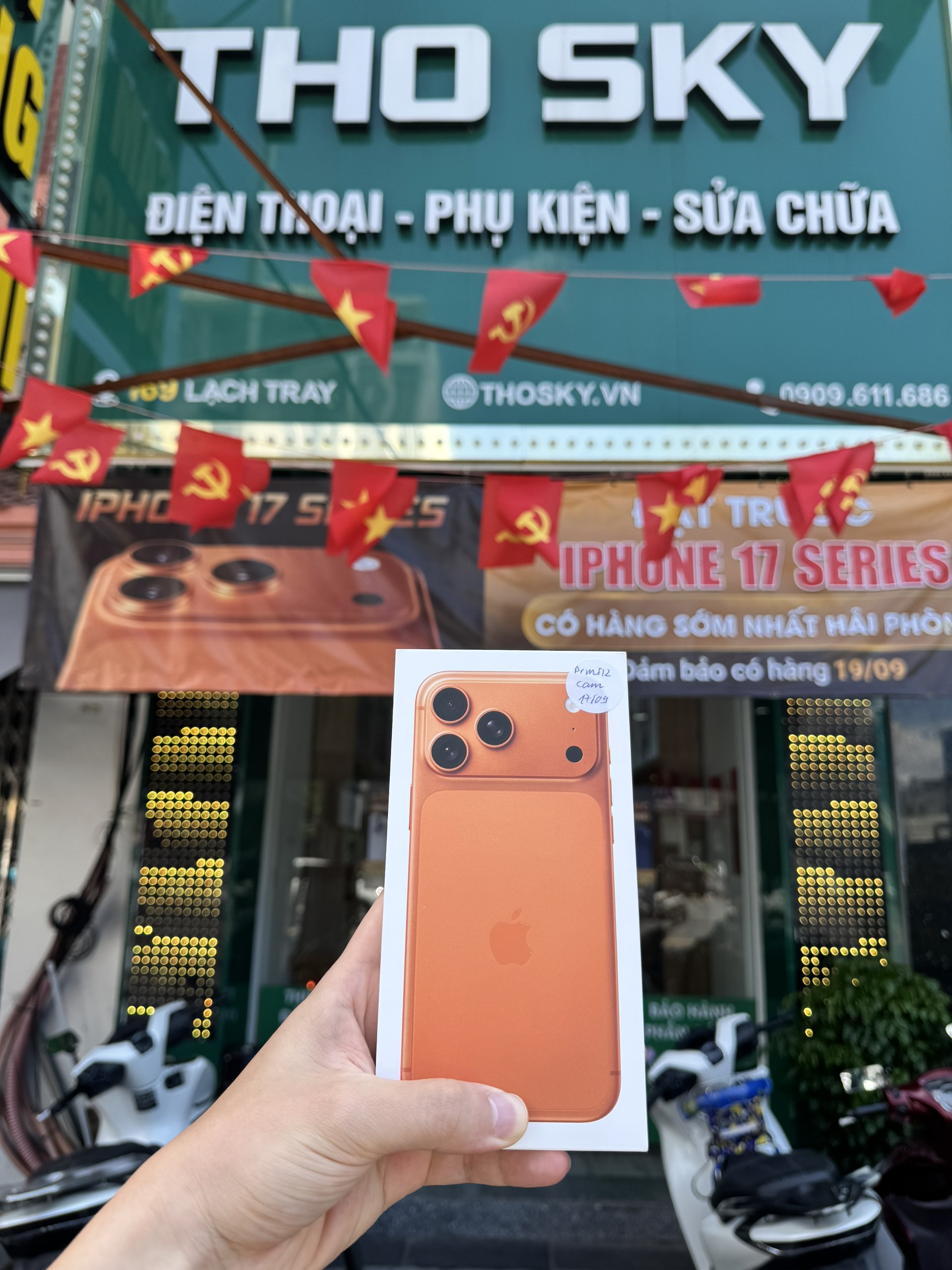 iPhone 17 Pro Max cháy hàng tại Việt Nam, nhiều người chi thêm để nhận máy sớm
