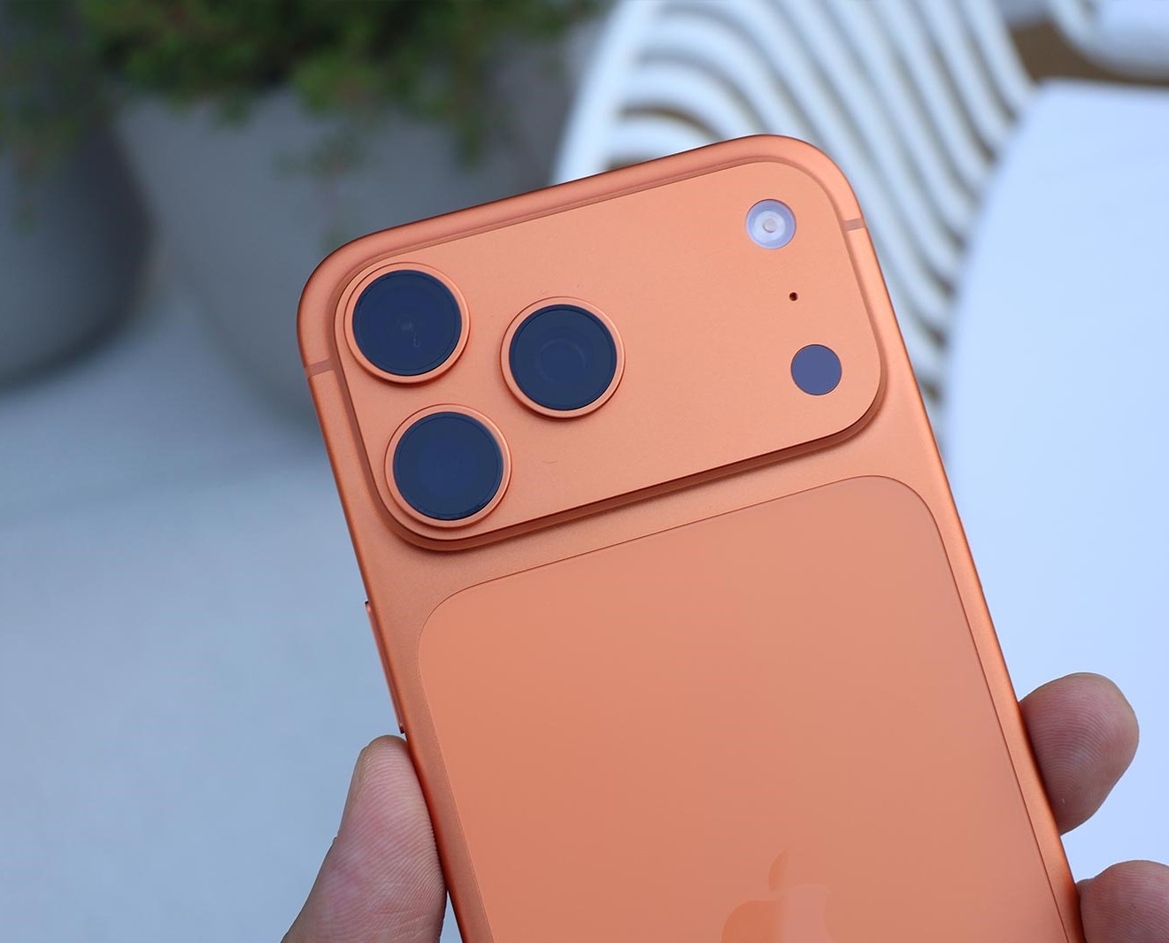 Trên tay iPhone 17 Pro Max — Sự trở lại ngoạn mục của khung ...