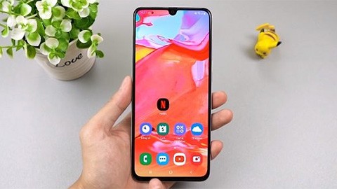 samsung-trinh-lang-galaxy-a70-man-hinh-sieu-lon-gia-9-3-trieu-dong
