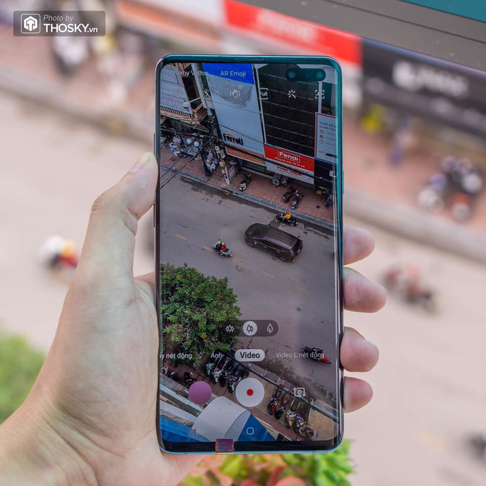 Sau khi được nâng cấp lên phiên bản Android 10, tính năng Face ID của Samsung S10 5G hoạt động trơn tru và chính xác hơn bao giờ hết. Bây giờ, bạn có thể mở khóa điện thoại của mình với chức năng nhận diện khuôn mặt chỉ trong vài giây với độ chính xác cao và tốc độ nhanh.
