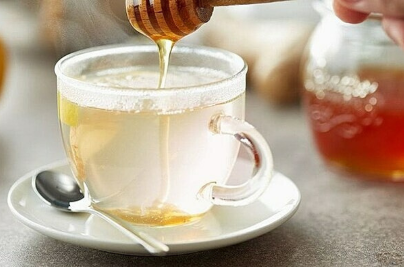 TẠI SAO NGƯỜI LỚN TUỔI THƯỜNG UỐNG MẬT ONG ẤM TRƯỚC KHI NGỦ ?