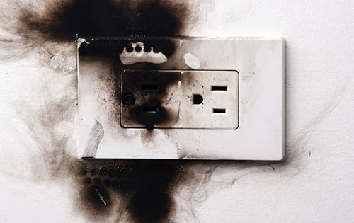 HOT] Bất ngờ với Nguyên nhân khiến ổ cắm điện bị cháy, nổ, xẹt lửa | Thuận  Phong