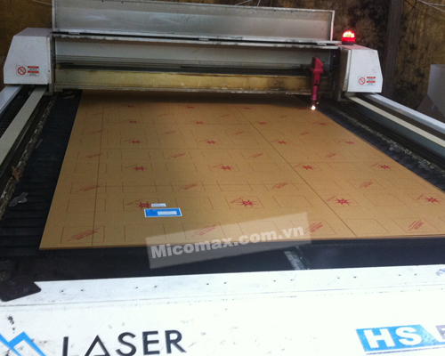 Cắt khắc mica bằng máy laser