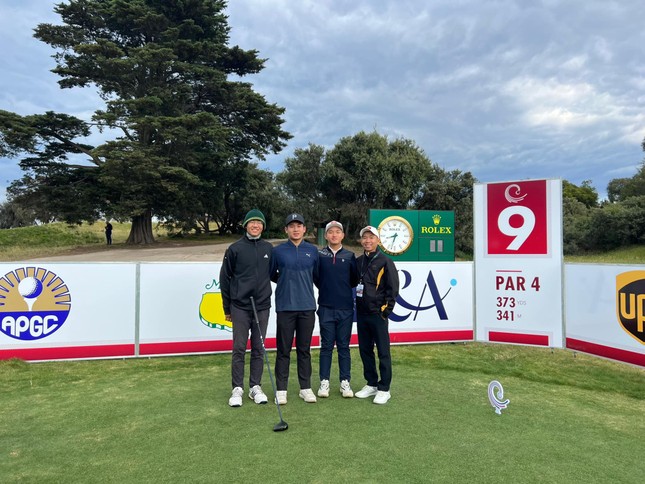 Trưởng đoàn Bạch Cường Khang (ngoài cùng bên phải) và 3 golfer Việt Nam dự giải ACC