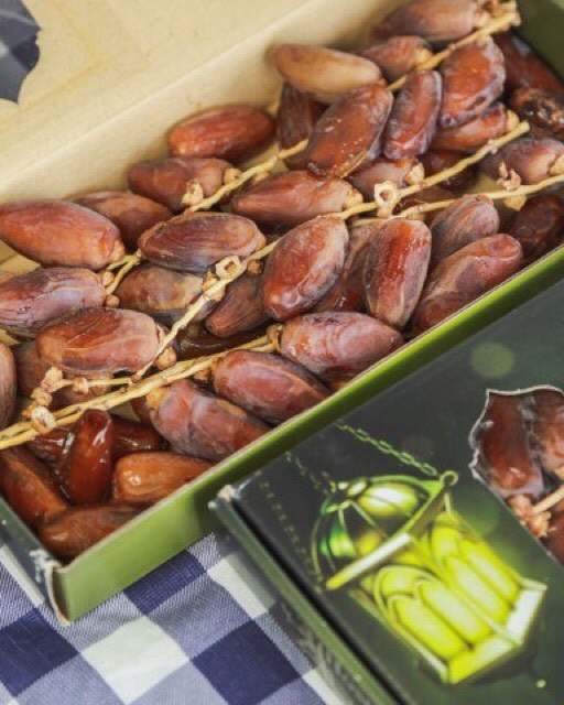 Địa chỉ bán Chà là sấy khô nguyên cành Tunisia uy tín, chính hãng.