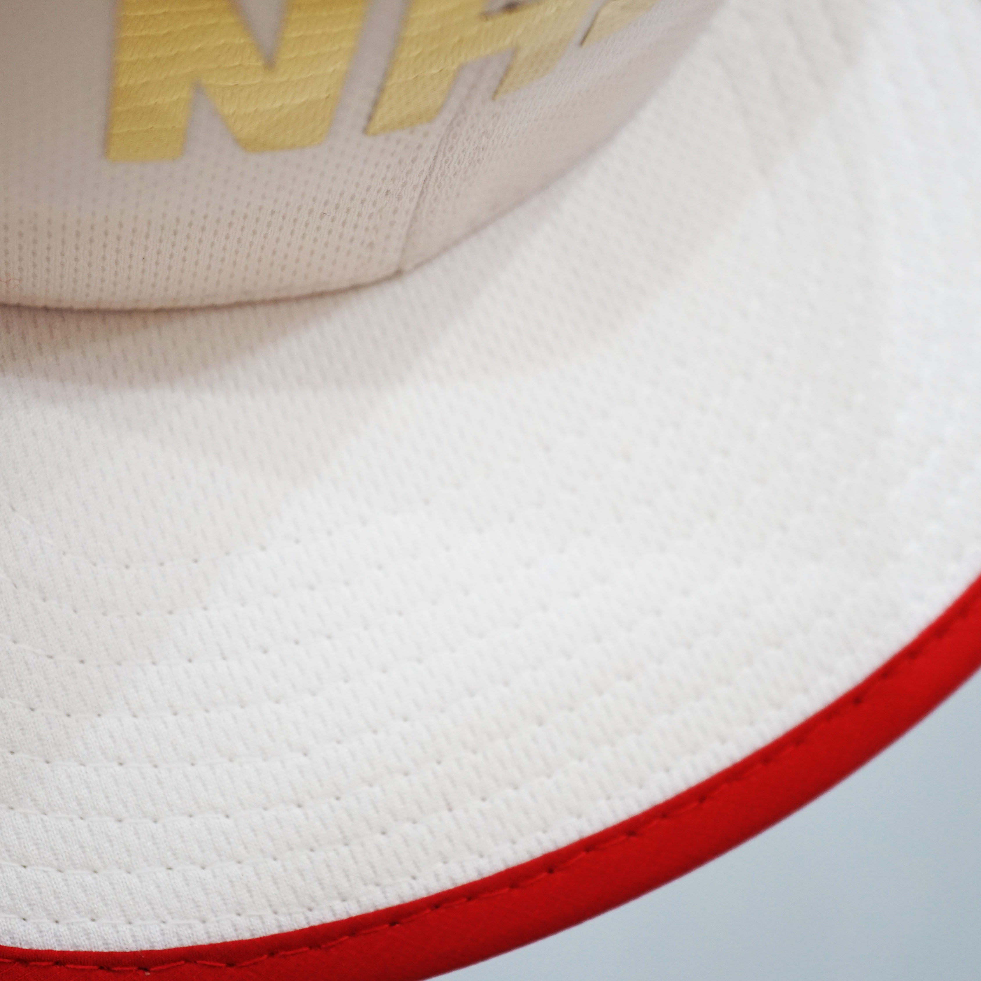 Nón Snapback NHS Trắng Viền Đỏ Phiên Bản NHS Gold.