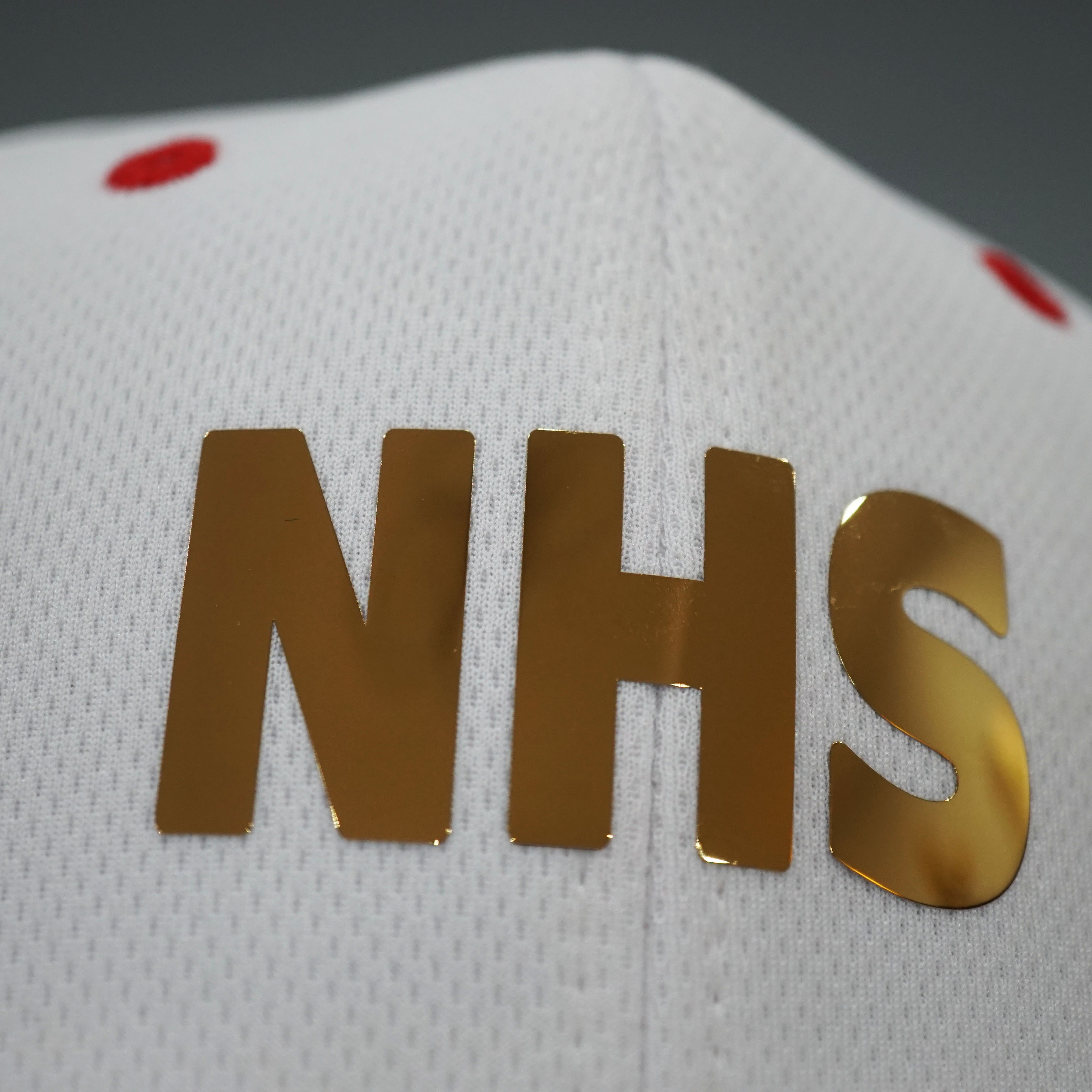 Nón Snapback NHS Trắng Viền Đỏ Phiên Bản NHS Gold.