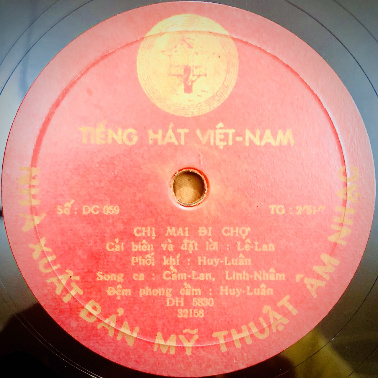 dia-than-da-tieng-hat-viet-nam-dia-da-78-vong-nha-xuat-ban-my-thuat-am-nhac-dia-