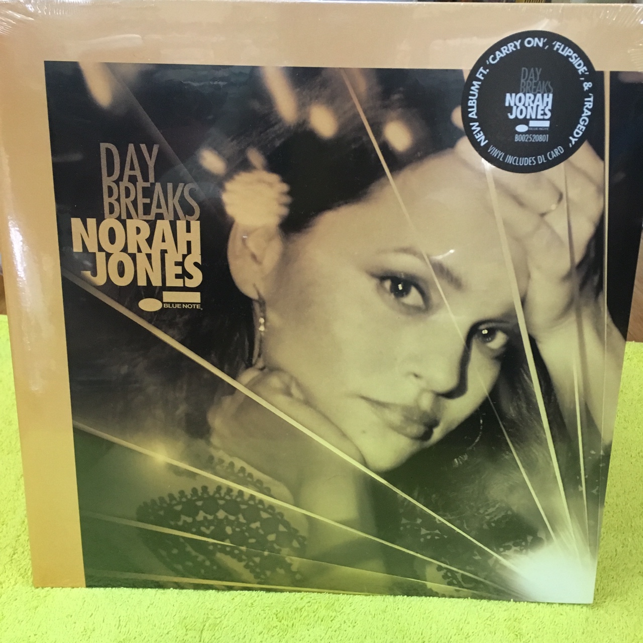 lp-norah-jones-day-breaks