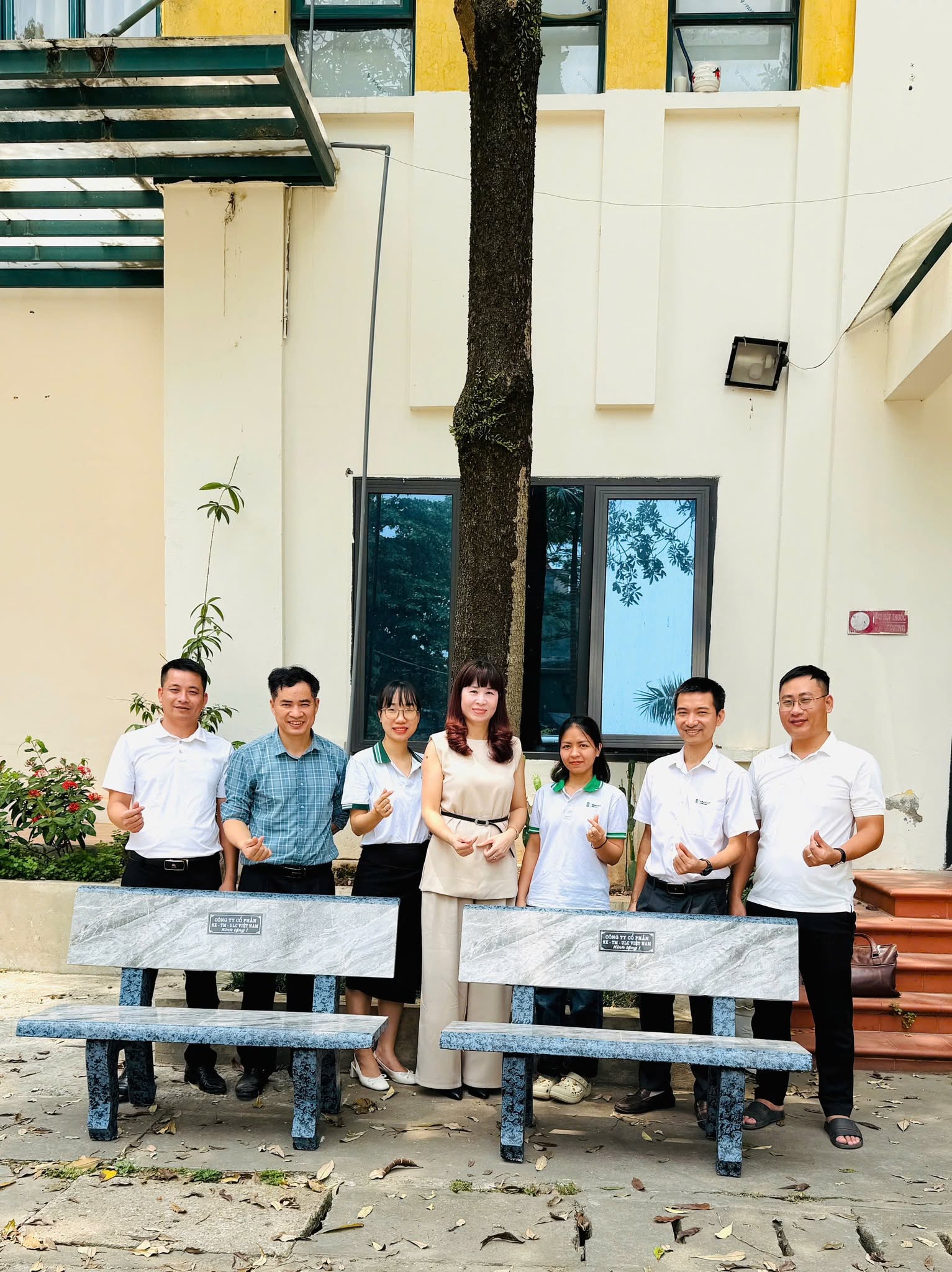 LAN TỎA YÊU THƯƠNG: DOANH NGHIỆP TRAO TẶNG 15 GHẾ ĐÁ CHO HỌC SINH TRƯỜNG HOA SỮA