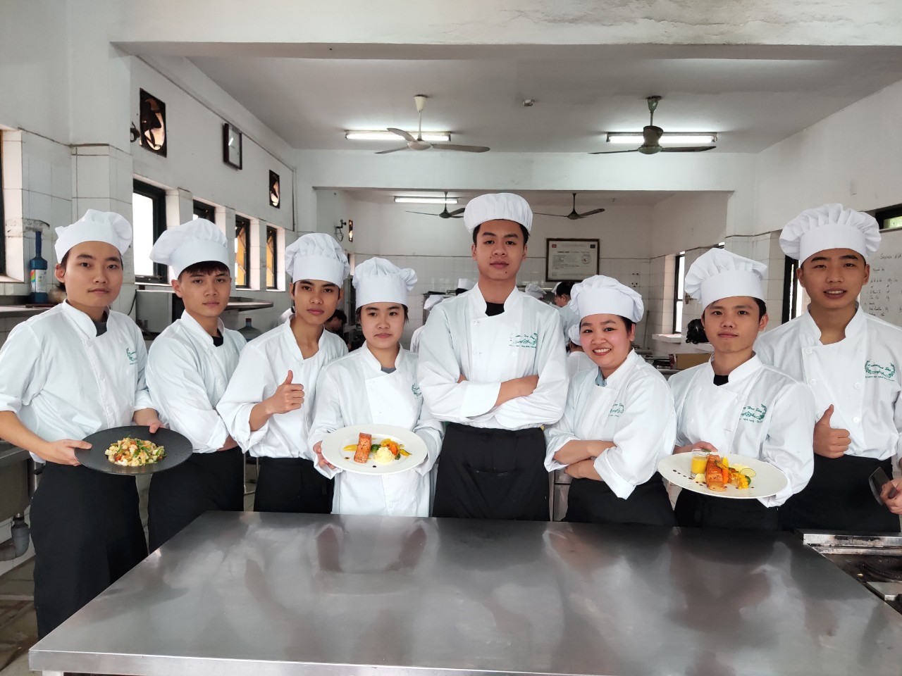 CÔ TRÒ LỚP CHẾ BIẾN MÓN ĂN ÂU VÀO BẾP CHẾ BIẾN MÓN CÁ HỒI.