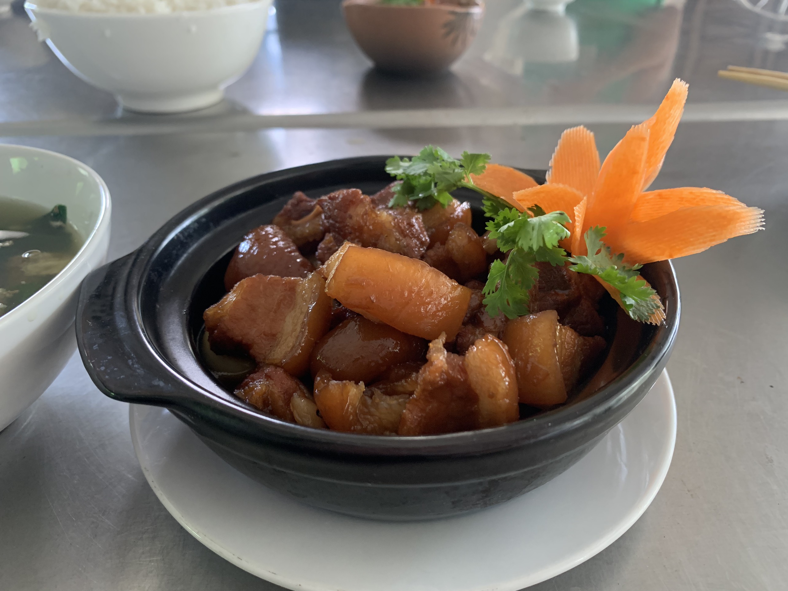 MÓN THỊT KHO TÀU VÀ CANH CUA CỦA LỚP TRẠI HÈ