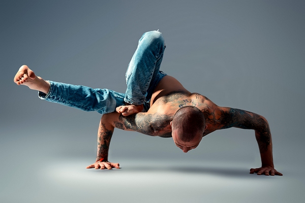 15 Người đàn ông nổi tiếng đam mê tập luyện yoga