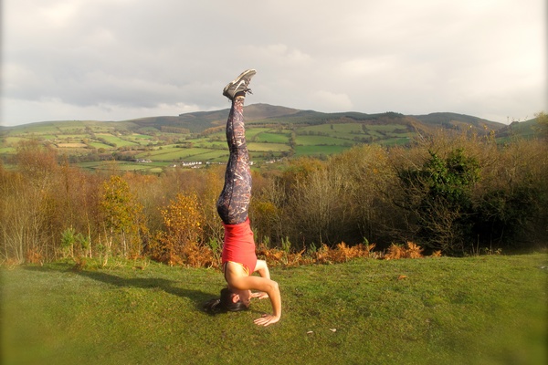Tư thế Đứng bằng đầu (Headstand) dưới góc nhìn khoa học