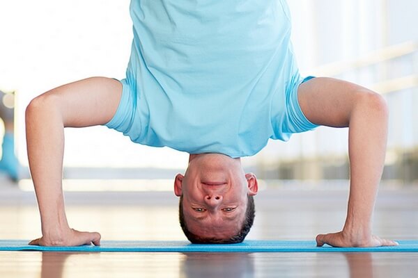 Làm thế nào để giảm bớt áp lực máu trong đầu khi thực hiện tư thế đứng bằng đầu - Headstand?