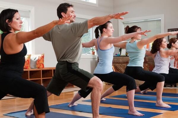 Những lời khuyên dành cho đàn ông trong một lớp học yoga toàn phụ nữ