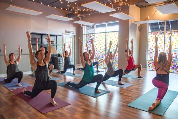 Năng lượng cộng hưởng từ một lớp học yoga