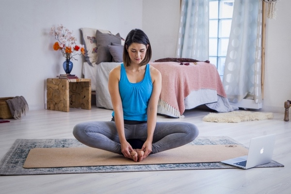 Yoga trị liệu: các tư thế yoga nhẹ nhàng và hồi phục giúp khớp xương khỏe mạnh