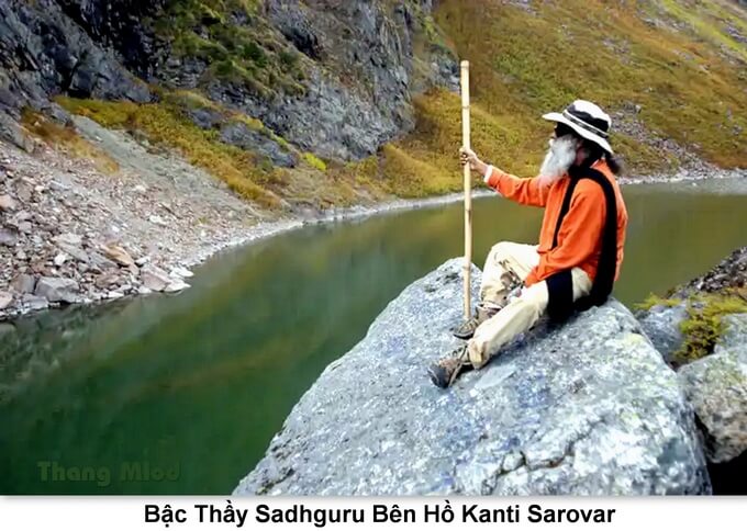 Bậc thầy Sadhguru bên hồ Kanti Sarovar