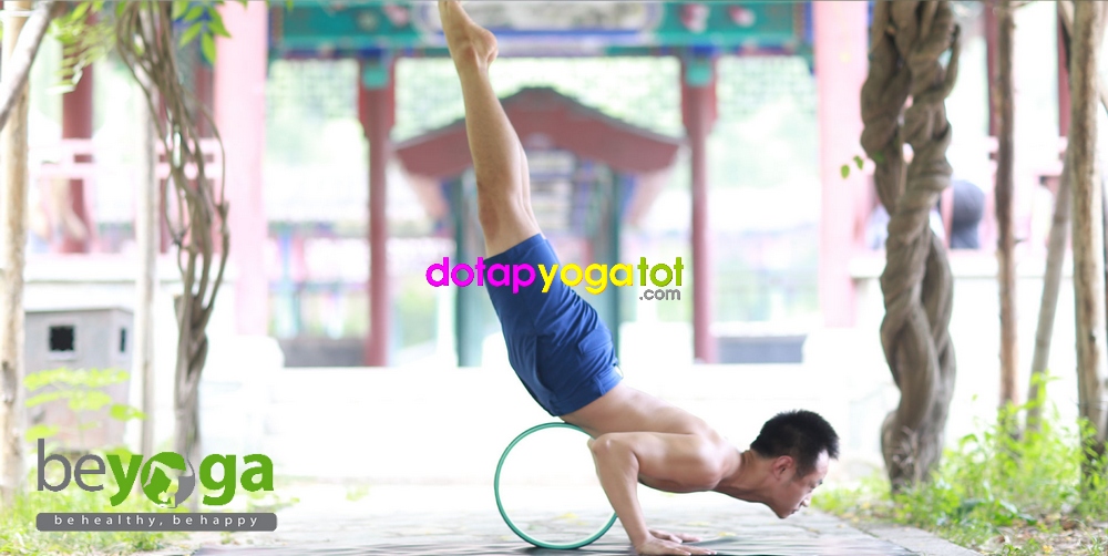 Tư thế con bọ cạp với vòng tập yoga