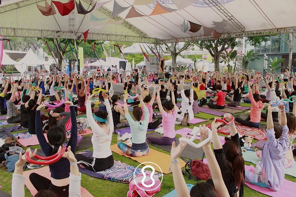 Một lớp học yoga sử dụng vòng Myring