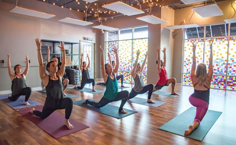 Năng lượng cộng hưởng từ một lớp học Yoga Năng lượng cộng hưởng từ một lớp học Yoga