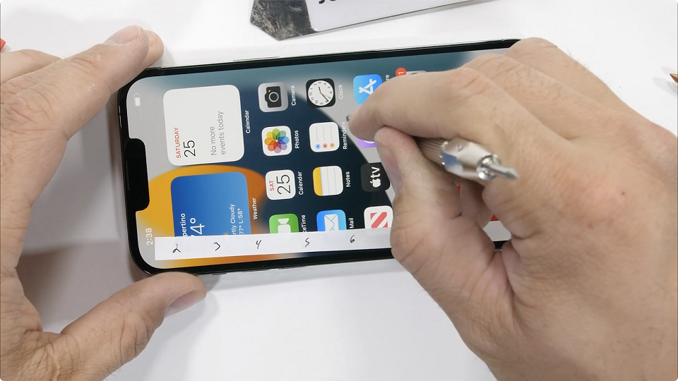 Kiểm chứng độ bền iPhone 13 Pro Max: Những điều mà Apple không nói với người dùng?
