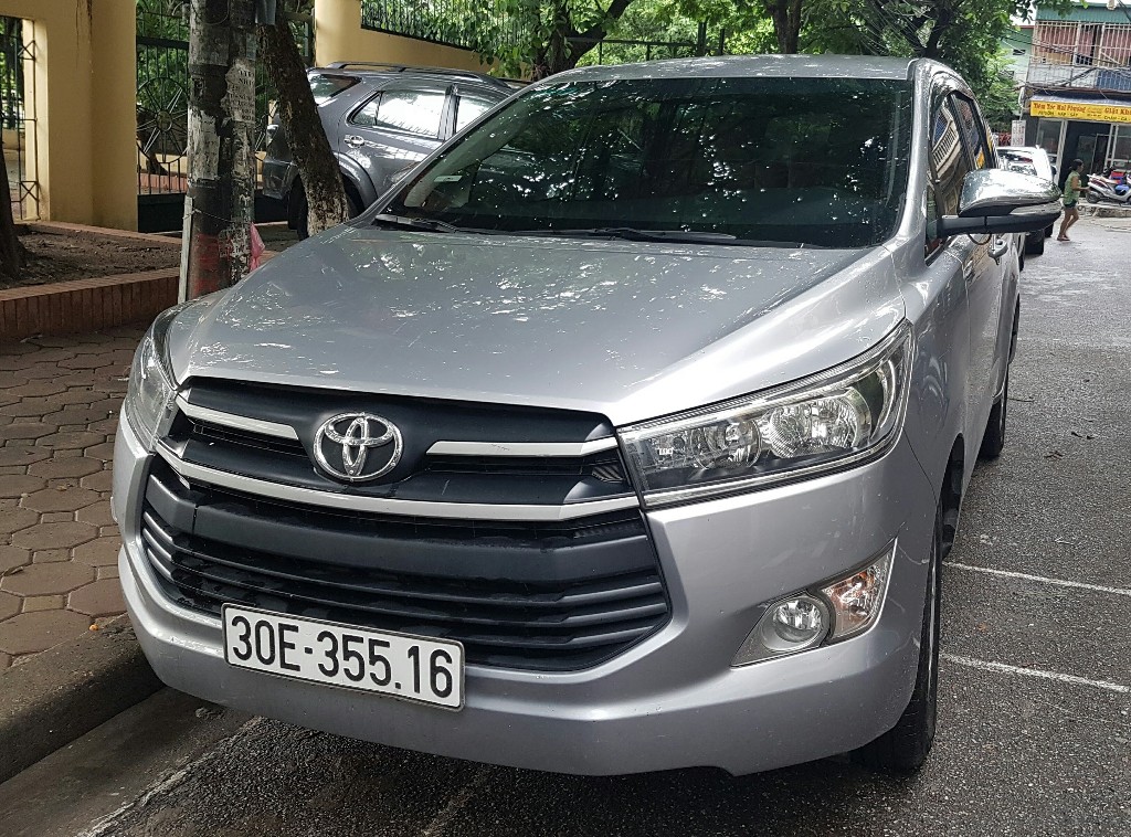 Innova: Đường dài 7.000đ/km. City tour nội thành 1.200.000đ/ngày