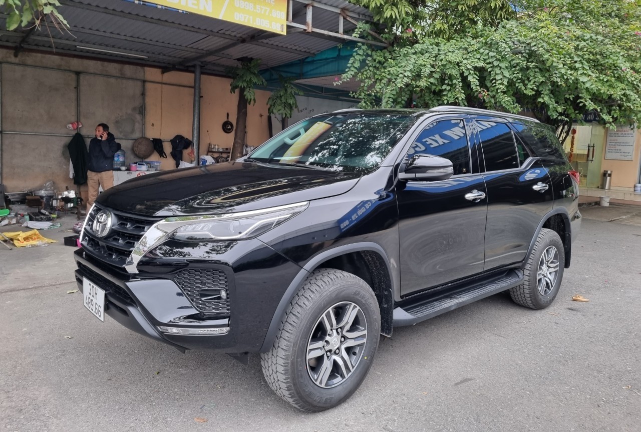 Fortuner: Đường dài 7.000đ/km. City tour nội thành 1.300.000đ/ngày