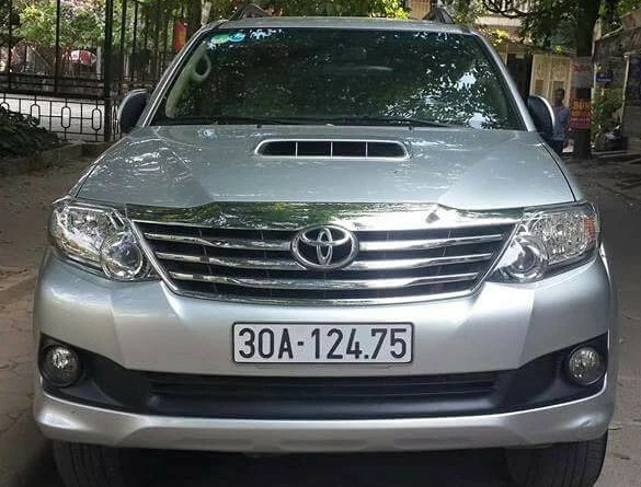 Fortuner: Đường dài 7.000đ/km. City tour nội thành 1.200.000đ/ngày