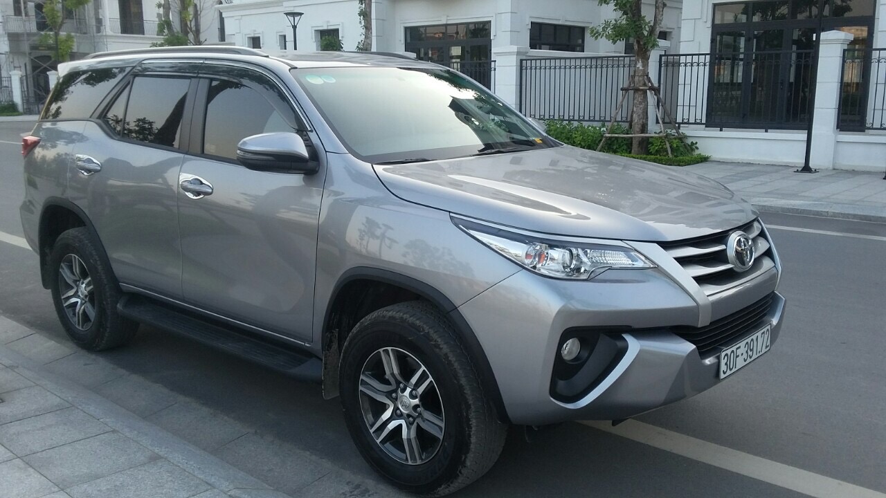 Fortuner: Đường dài 7.000đ/km. City tour nội thành 1.200.000đ/ngày