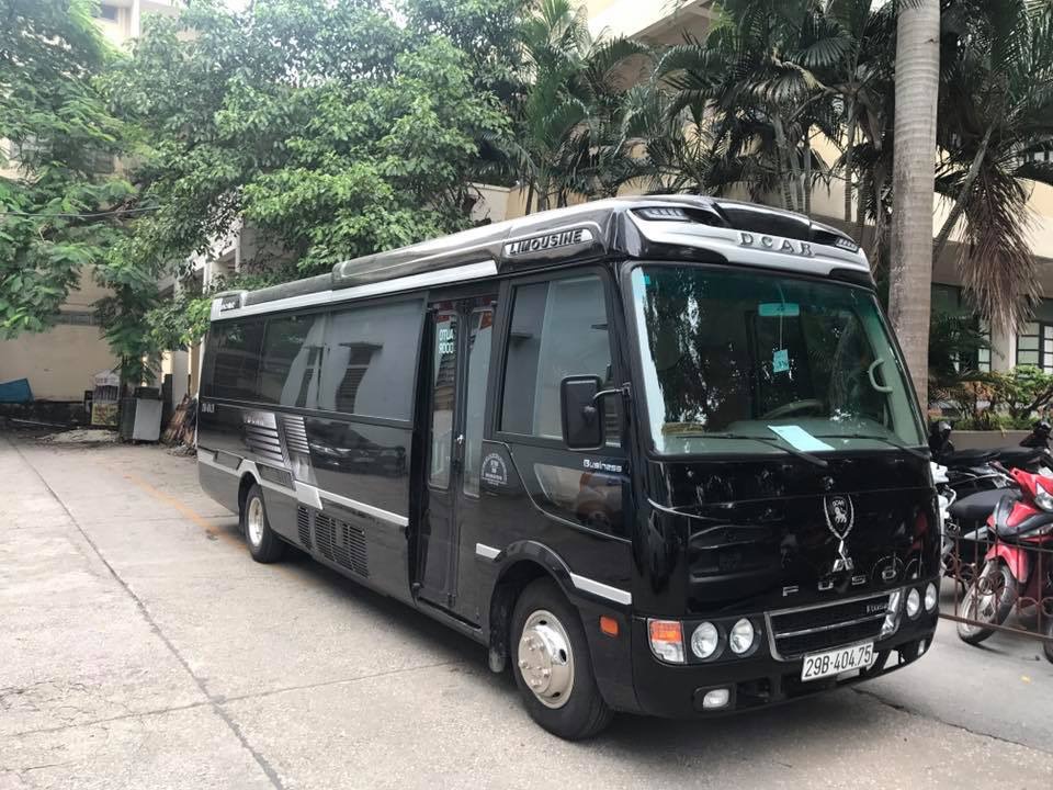 Dcar limousine: Đường dài 10.000đ/km. City tour nội thành 2.200.000đ/ngày.