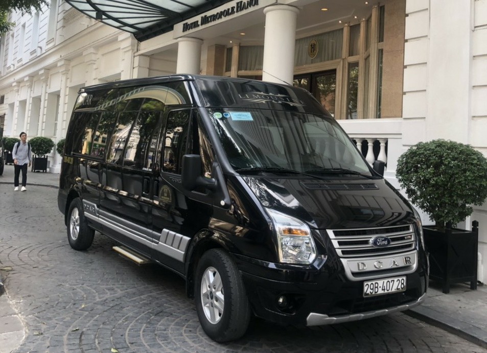 Dcar limousine: Đường dài 10.000đ/km. City tour nội thành 2.200.000đ/ngày.