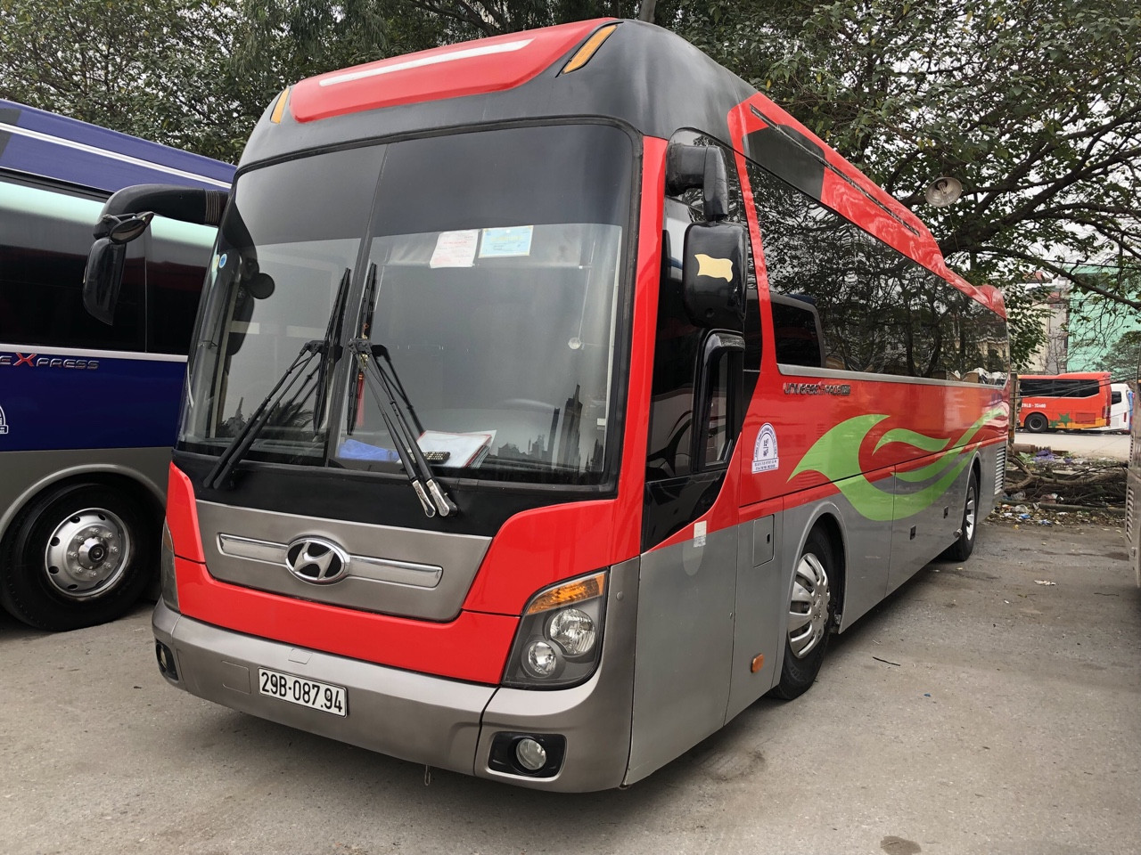 Thaco Universe 47c: Đường dài 20.000đ/km. City tour nội thành 2.500.000đ/ngày.