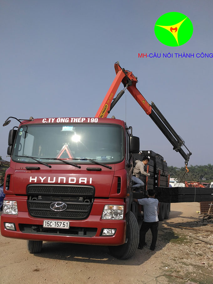 xe đầu kéo hyundai gắn cẩu gập palfinger