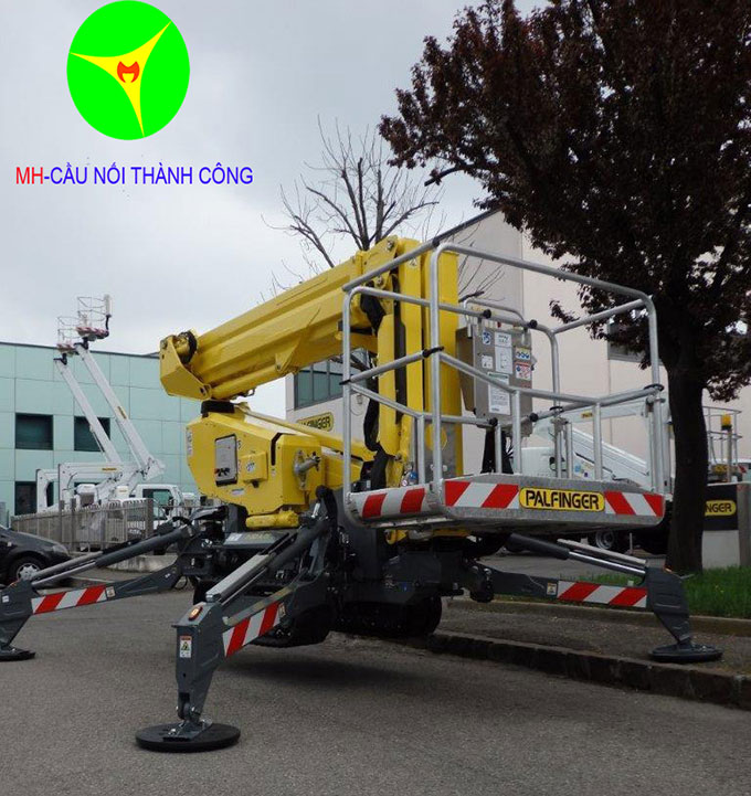 xe nâng người 15m chân nhện