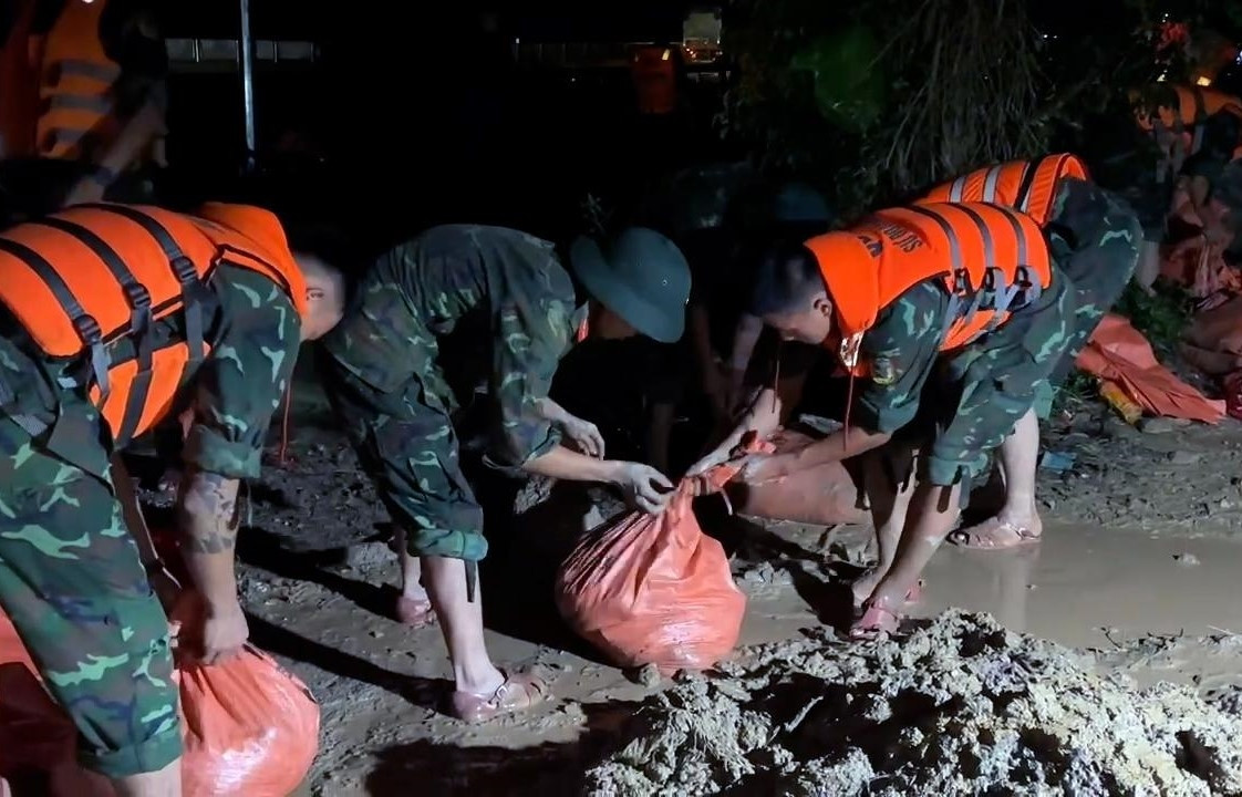 Hàng trăm người xuyên đêm khắc phục sự cố tràn 1.500m đê ở Thanh Hóa