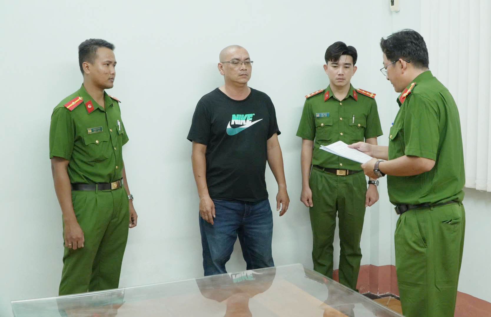 Vụ khiêng quan tài có người sống bên trong diễu hành: Danh tính chủ bữa tiệc gây xôn xao