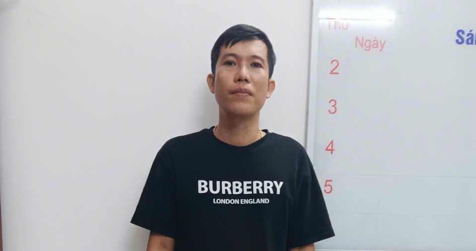 Cặp vợ chồng hờ chăn dắt trẻ phun lửa xin tiền, kiếm hàng chục triệu đồng mỗi tháng