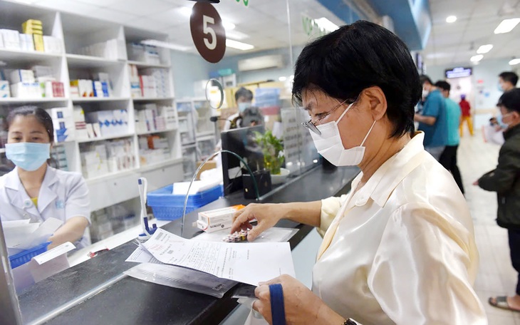 Người mua bảo hiểm y tế đủ 5 năm không còn phải tự thanh toán phần vượt trần, vậy ai sẽ làm?
