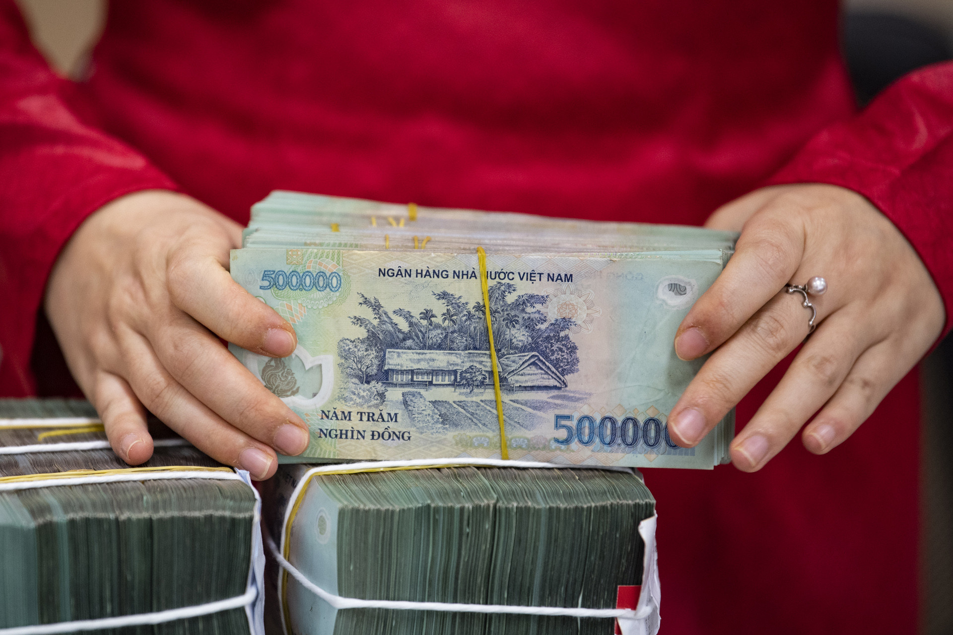 Ông lão 71 tuổi đến ngân hàng rút 7 tỷ đồng, nhân viên ngân hàng lập tức thấy chuyện bất thường Tuân Nguyễn