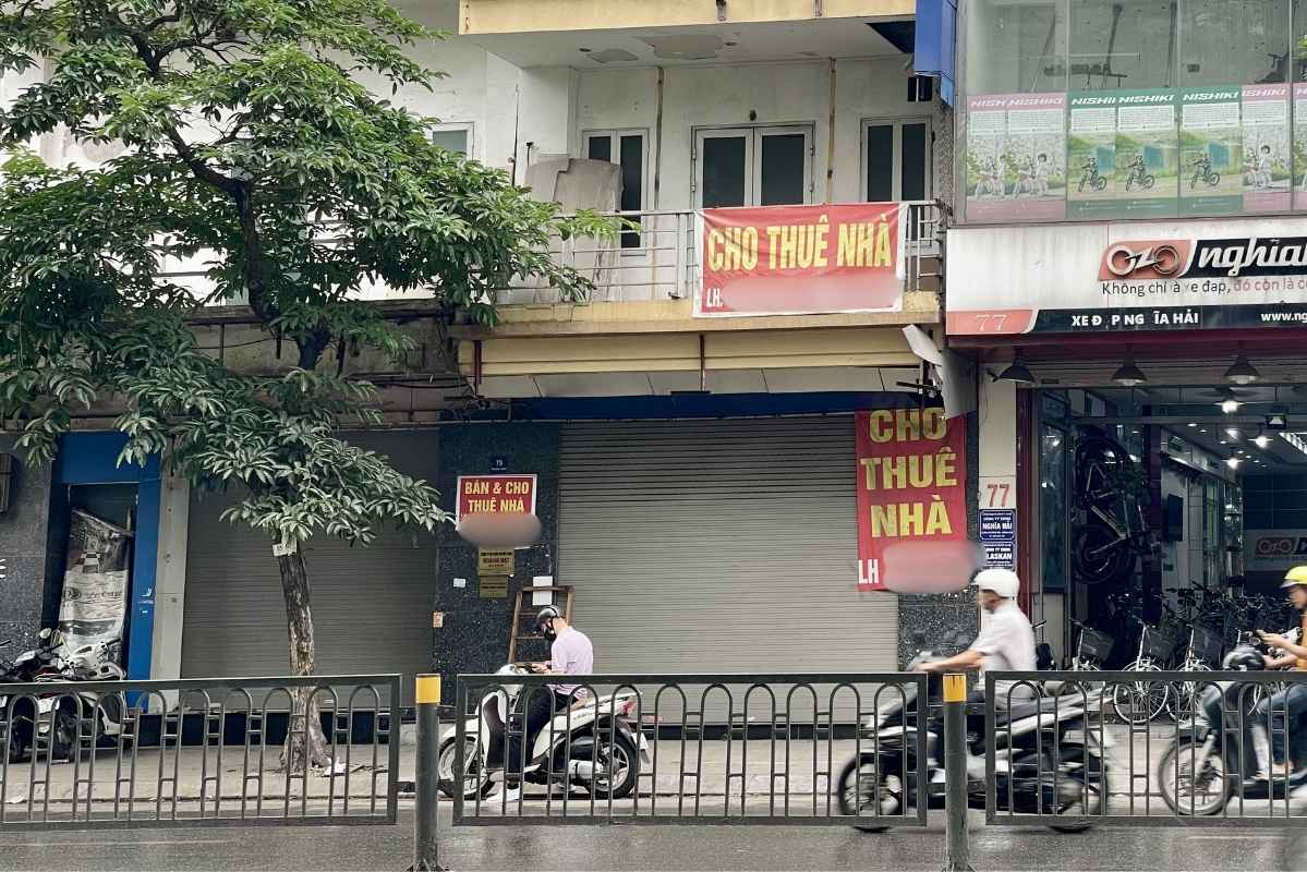 Nhiều cửa hàng ở Hà Nội rút lui khỏi phố lớn, trả lại mặt bằng khu đất vàng