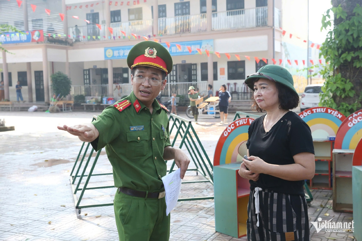 400 chiến sĩ Công an Hà Nội chạy đua dọn dẹp tại 'điểm nóng' sau lũ lịch sử