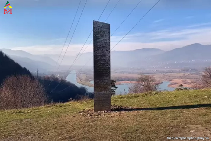 Chiếc cột kim loại quý bí ẩn xuất hiện ở Romania