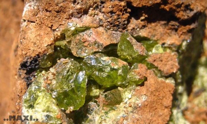 Một viên đá Peridot có thể có màu vàng-lục hoặc xanh lá cây tươi