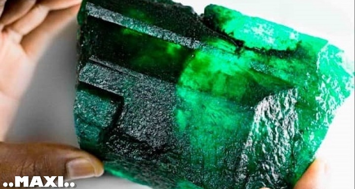 Ngọc lục bảo, đá emerald có màu xanh thẫm thường có giá trị cao hơn so với những viên xanh lá cây sáng