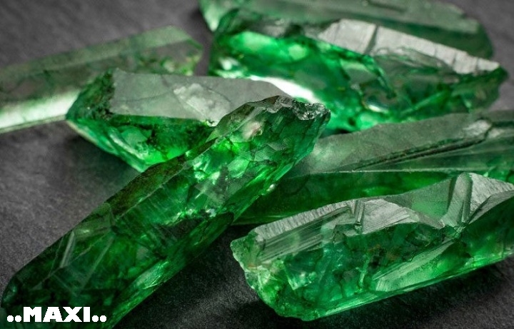 Emerald có nghĩa là ngọc lục bảo, là loại đá quý màu xanh lá cây được sử dụng làm đá phong thủy cũng như trang sức